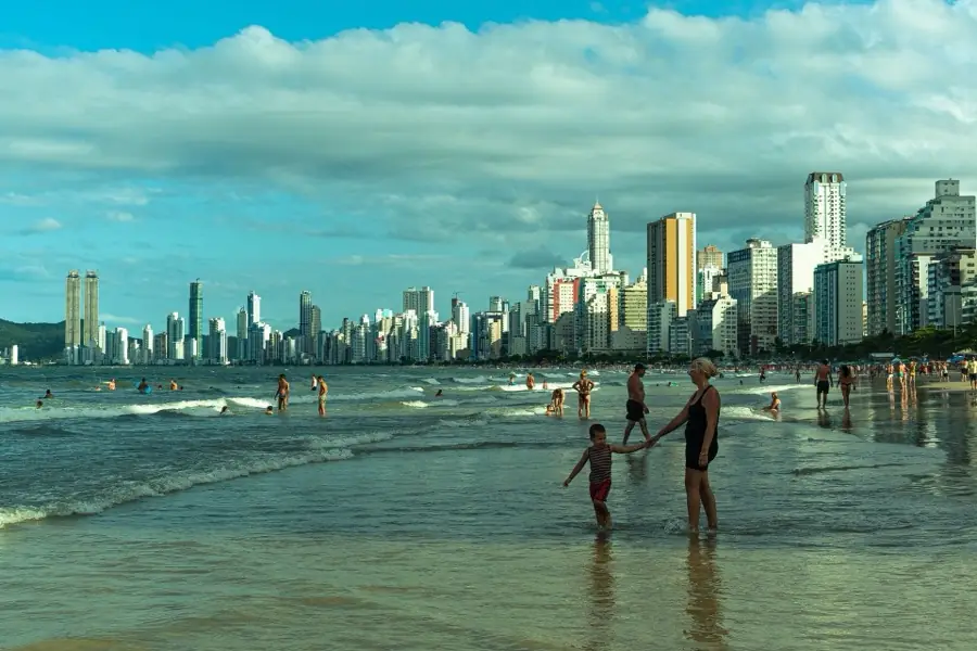 Balneário Camboriú — playa con el skyline de la ciudad