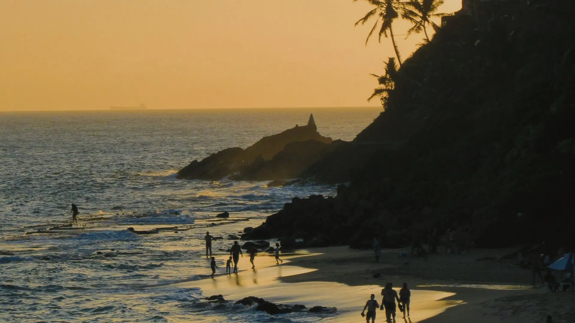 Playa en Brasil al atardecer, grupo de amigos disfrutando