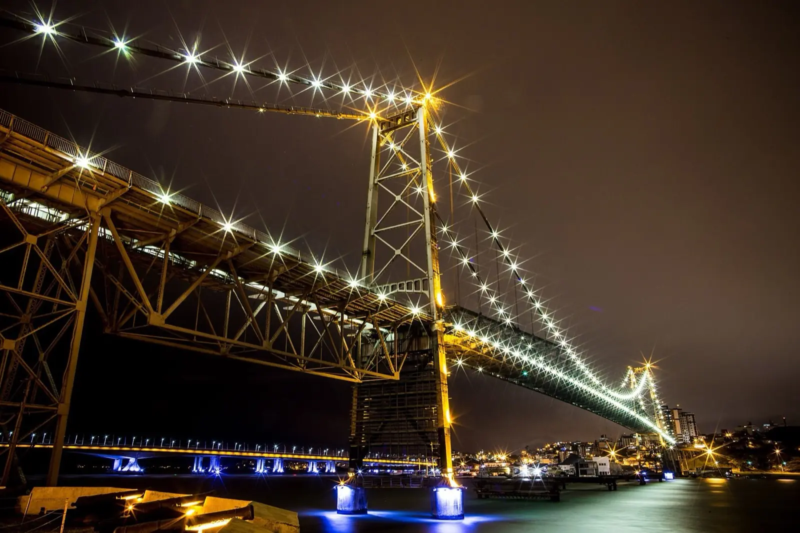 Ponte Hercílio Luz iluminada de noche, Florianópolis